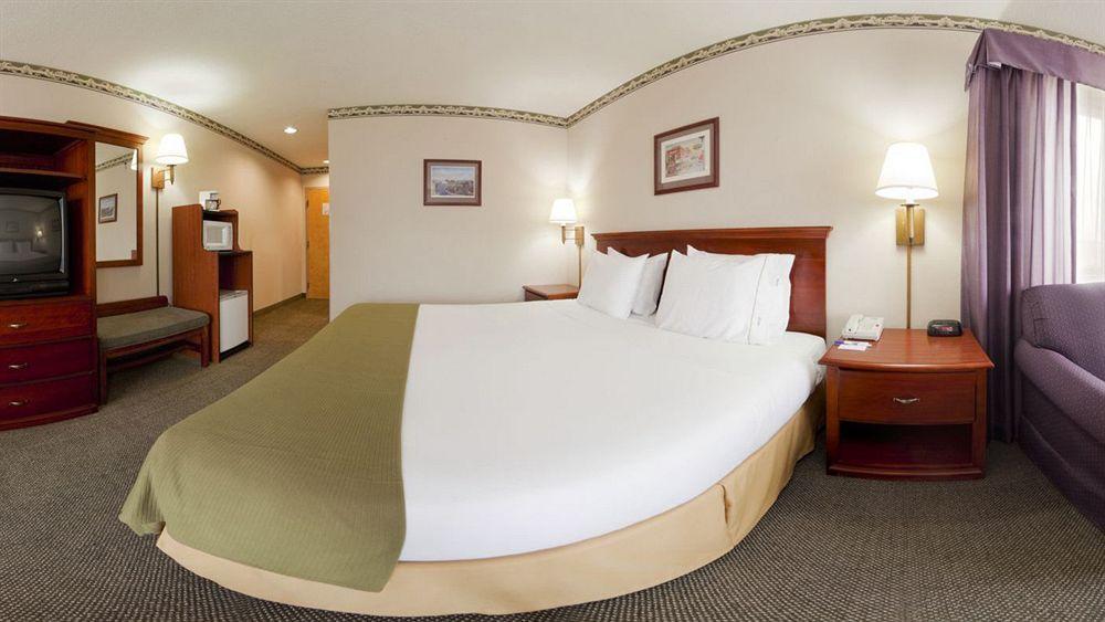 Round Hill Inn Orange Екстериор снимка