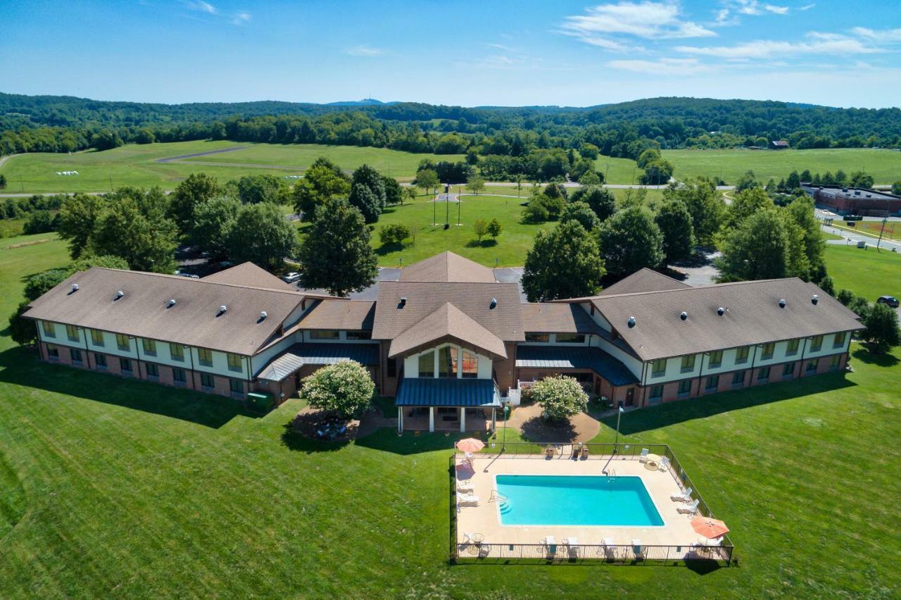 Round Hill Inn Orange Екстериор снимка